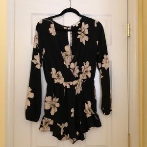 BLACK AND BEIGE FLORAL ROMER